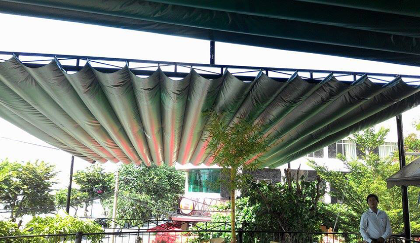 Nên lắp đặt bạt che nắng mưa hay bắn mái tôn?